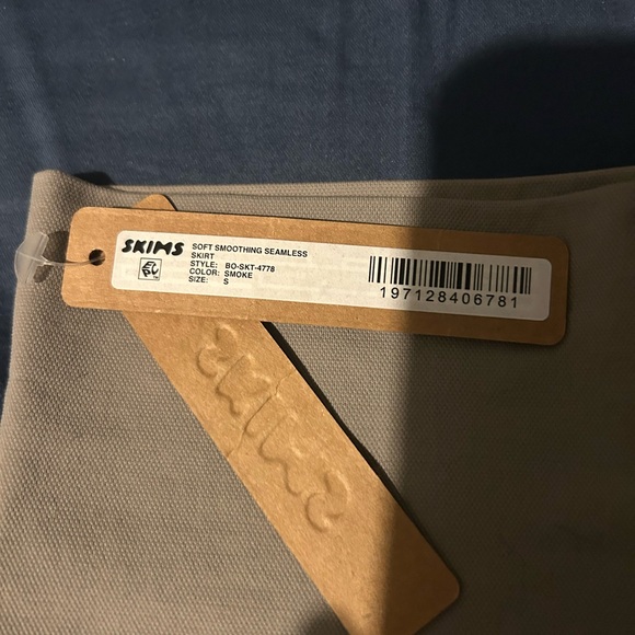 SKIMS Elegant Tan Pencil Skirt - Picture 4 of 5